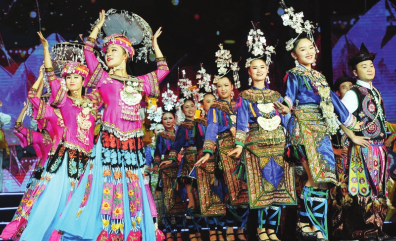 　　来自长江流域的民间艺术家表演民族歌舞。□记者　濮建明　摄