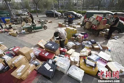 资料图:物流快递工作人员正在分拣快递。<a target='_blank' href='http://www.chinanews.com/'>中新社</a>记者 张云 摄