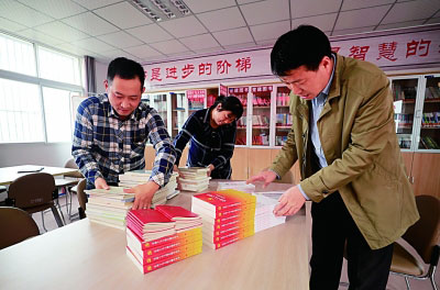 【領(lǐng)航新征程】農(nóng)家書屋里學十九大
