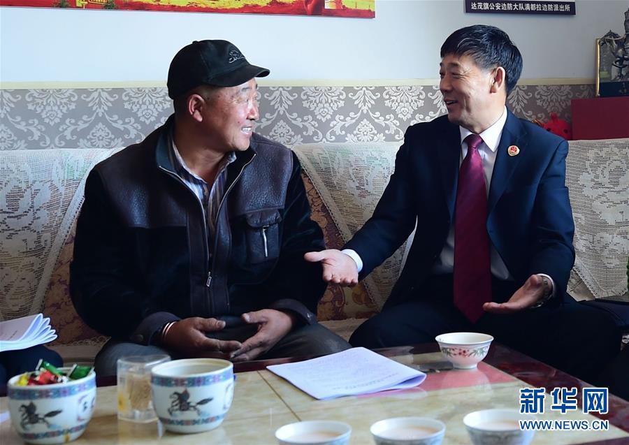 （十九大代表在基層·圖文互動(dòng)）（1）潘志榮：草原深處嘮脫貧　邊境線上傳精神